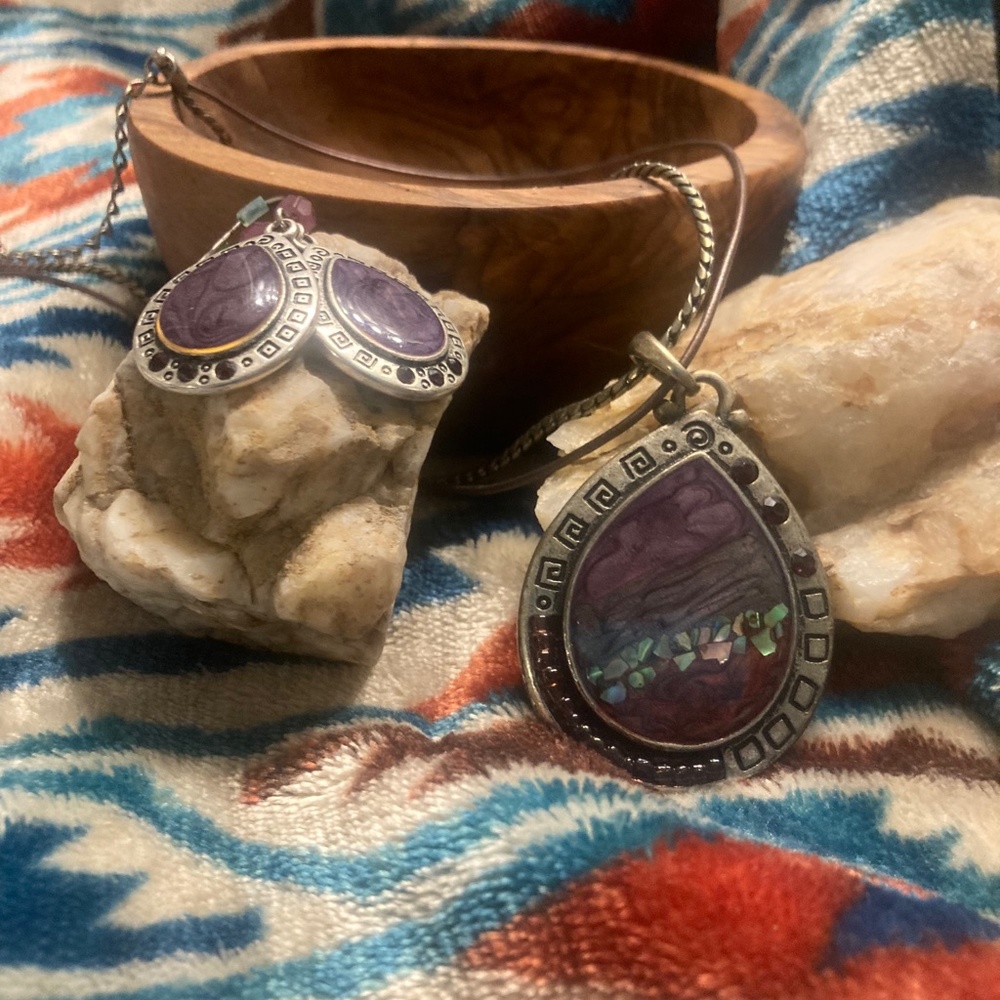 Fashionable Kim Rogers necklace set